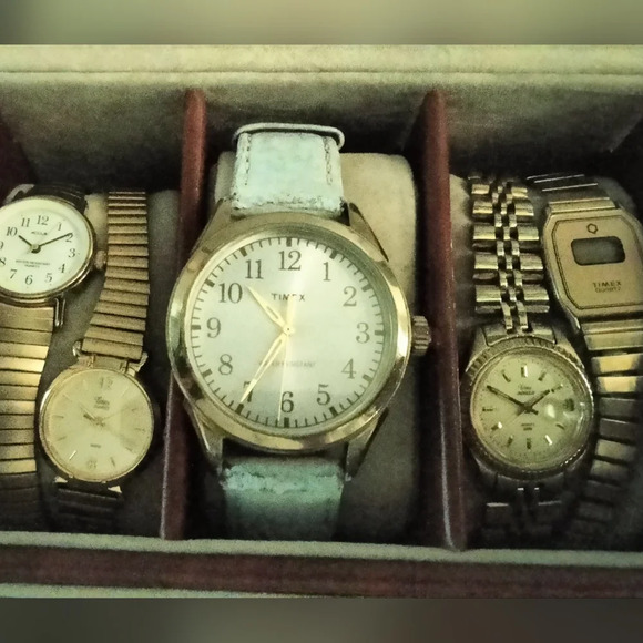 Timex lot with display case - Picture 3 of 7